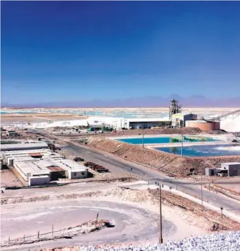  ??  ?? ► Salar de Atacama posee las mayores reservas de litio del mundo y es la zona donde opera SQM.