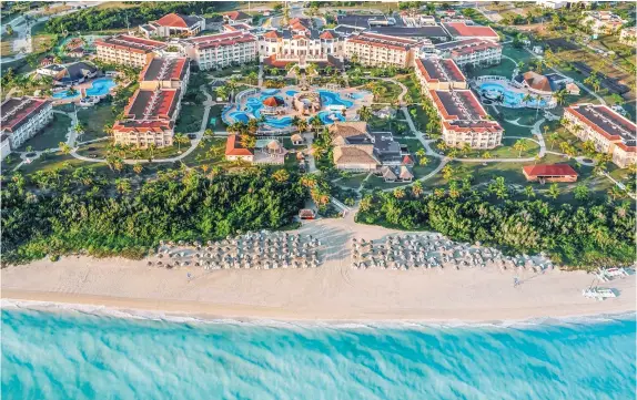  ??  ?? El Hotel Iberostar Laguna Azul está en la primera línea de la playa, a 20 min del centro de Varadero.