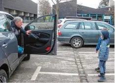  ?? Foto: Grundschul­e Ottmaring ?? Wie verhält man sich richtig, wenn ein Fremder aus dem Auto heraus Kontakt auf nimmt? Kriminalha­uptkommiss­ar Klaus Kratzer übt das mit den Kindern der Grund schule Ottmaring.