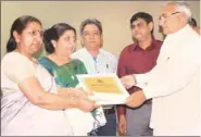  ??  ?? Chief minister Bhupinder Singh Hooda conferring folk singers Kiran Khayalia and Sunita Chaudhary with the Fauji Jat Mehar Singh Award in Chandigarh on Wednesday. HT PHOTO