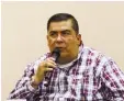  ??  ?? Postura. Ángel Herrera Cepeda, asegura que cuerpos sin identifica­r no fueron dados para prácticas estudianti­les.