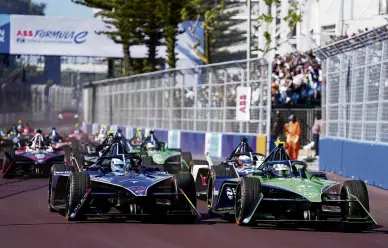  ?? PHOTO: REUTERS ?? Nick Cassidy competes in the Formula e championsh­ip earlier this year.