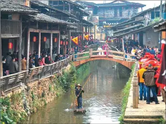 ?? YOU QINGHUI / FOR CHINA DAILY ?? A 900-meter canal runs through Xiamei ancient village in Fujian province.