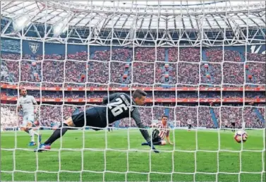  ??  ?? SAN MAMÉS. Este gol de Karim, junto al de Casemiro, aumentó la racha: 49 partidos seguidos marcando.