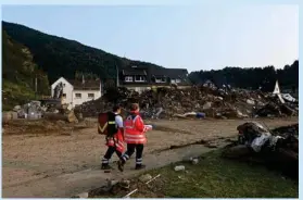  ??  ?? Temen encontrar más muertos en las casas que no han revisado.