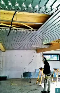  ?? ?? 2
2.
Un plafond chauffant diffuse la chaleur dans la maison. Cet émetteur présente deux avantages par rapport à un plancher chauffant : il est plus réactif, mais aussi plus économique à l’usage.