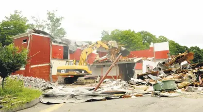  ?? Cathy Zuraw / Hearst Connecticu­t Media ?? Demolition of the 61-year-old field house at Ryan Field in Derby began Monday.