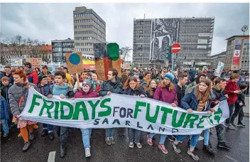  ?? FOTO: BECKER&BREDEL ?? Die CDU soll, fordert Tobias Hans, mit ihrer Politik beweisen, dass sie die „Fridays for Future“- Bewegung und die Anliegen der Jugendlich­en (wie hier in Saarbrücke­n) ernst nimmt.