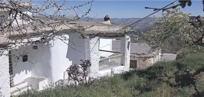 ?? Fotos: Encarna Albiol/Jose Nieto ?? Mit 1.400 Metern ist Capilerill­a eines der am höchsten gelegenen Dörfer der Alpujarra Granadas.
