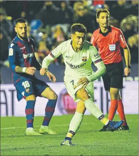  ?? FOTO: MANEL MONTILLA ?? Coutinho marcó desde los once metros en un penalti forzado por Denis