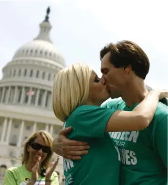  ?? JOSE LUIS MAGANA/THE ASSOCIATED PRESS FILE PHOTO ?? Jenny McCarthy and Jim Carrey, back when they were a couple, embrace during a 2008 anti-vaccine rally in Washington. They are among the many celebritie­s who should be ashamed, Vinay Menon writes.