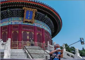  ?? Photo: IC ?? Tourists take selfies and photos at the centuries-old Temple of Heaven in Beijing on Wednesday. The Chinese capital has announced to downgrade its emergency response to the COVID-19 pandemic from Level I to Level II.