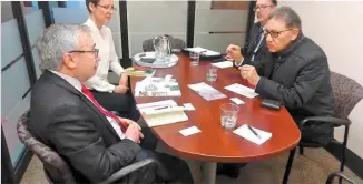  ??  ?? El rector Alfredo Barrera Baca con autoridade­s de la Universida­d McGill.
