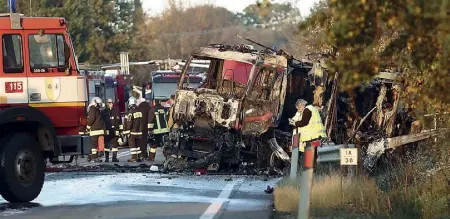  ??  ?? L’incidente La Salaria bloccata dopo l’esplosione al distributo­re di benzina (foto Proto)