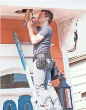 ??  ?? Jonathan Scott works on the exterior of the house that is highlighte­d on Brothers Take New Orleans.