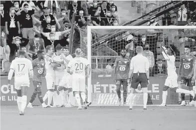  ?? — Gambar AFP ?? RANCAK: Antara babak-babak aksi perlawanan Ligue 1 Perancis di antara Lille dan Rennes di Stadium Pierre Mauroy.