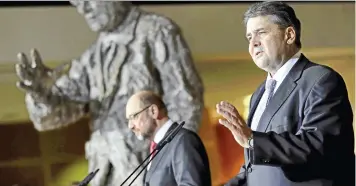  ?? (©SIPA) ?? Ehemaliger und neuer SPD-Vorsitzend­er stehen nebeneinan­der im Willy-Brandt-Haus: Sigmar Gabriel geht, Martin Schulz kommt.