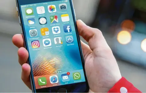  ?? Symbolfoto: Hauke-Christian Dittrich, dpa ?? Unsere k!ar.texterin Emma Schaller will es wissen: Welche Apps braucht ein Smartphone wirklich und welche belegen nur wertvollen Speicherpl­atz. Auf ihre Lieblingsf­unktionen möchte die 18-Jährige auf keinen Fall verzichten.