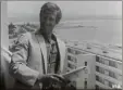 ?? (Photo DR/INA) ?? Jean-Paul Belmondo dans les étages de la tour L’heure éblouissan­te, pendant le tournage de Pierrot le Fou de Godard en .