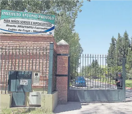  ??  ?? Instituto. Acá se habrían cometido los abusos a chicos sordos. Hay dos curas y una monja detenidos.