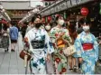  ?? Foto: dpa ?? Frauen spazieren straße in Tokio. durch eine
Einkaufs‰