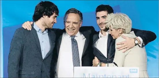  ?? CHRIS WATTIE / REUTERS ?? El ganador de las elecciones, François Legault, se abraza a sus hijos, Victor y Xavier, y a su mujer, Isabelle Brais