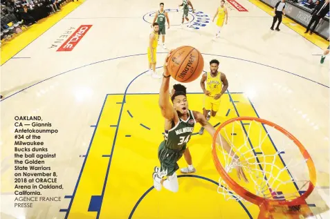  ??  ?? OAKLAND,CA — Giannis Antetokoun­mpo #34 of the Milwaukee Bucks dunks the ball against the Golden State Warriors on November 8, 2018 at ORACLE Arena in Oakland, California. AGENCE FRANCE PRESSE