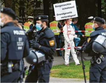  ?? Archivfoto: Sven Hoppe, dpa ?? Polizisten geraten auch immer wieder in die Kritik bei der Durchsetzu­ng der Corona-schutzbest­immungen. Unser Archivbild zeigt einen Einsatz bei einer Demonstrat­ion gegen die Anti-corona-maßnahmen in München.