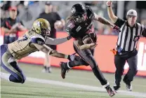  ?? JUSTIN TANG/THE CANADIAN PRESS ?? Ottawa Redblacks’ Jonathan Williams scores one of his two touchdowns against the Winnipeg Blue Bombers Friday night.