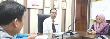  ??  ?? Amarjit (centre), speaking to reporters at his office yesterday, said one of three water treatment plants in Papar is not functionin­g while the remaining two are producing less due to critical water levels.