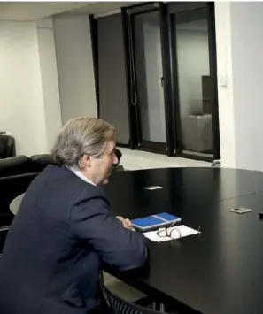  ??  ?? Emmanuel Macron, le 9 février, lors de son entretien avec Jérôme Garcin, dans son QG de la rue de l’Abbé-Groult, à Paris.