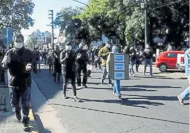  ??  ?? A distancia. Unas 200 personas fueron a la Municipali­dad a reclamar.