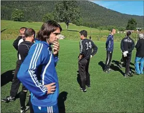  ??  ?? Reynald Pedros, ici en 2012 à Autrans (Isère) lors d’un entraîneme­nt UNFP.