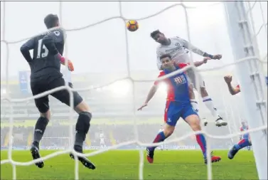  ??  ?? EL GOL. Diego Costa se adelantó a la defensa del Crystal Palace para anotar el único gol del Chelsea.