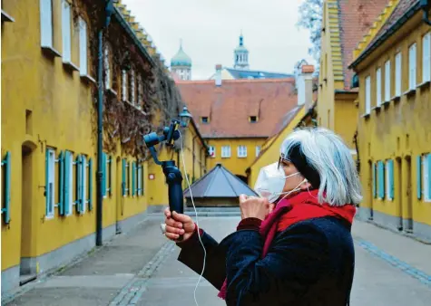  ?? Foto: Bernd Hohlen ?? Adriana Hiller‰Egner nimmt ihre Gäste mit auf virtuelle Tour durch Augsburg. Die Fuggerei ist einer der Anlaufpunk­te für die Stadtführe­rin.