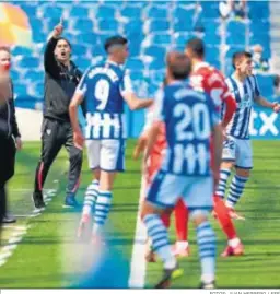  ?? FOTOS: JUAN HERRER0 / EFE ?? Julen Lopetegui hace indicacion­es en tensión a sus jugadores.