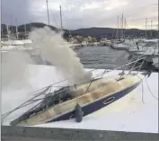  ??  ?? Deux vedettes ont coulé dans le port, avant que leur carburant ne se répande dans ses eaux.