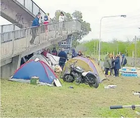  ?? TN ?? Acampe. Varios afectados se instalaron bajo un puente, en la ruta 3.