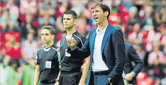  ?? FOTO: JUAN ECHEVERRÍA ?? Kuko Ziganda El técnico rojiblanco da instruccio­nes durante un momento del encuentro de ayer en San Mamés