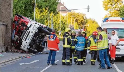  ?? Foto: Ittig, dpa ?? Ein 47 jähriger Feuerwehrm­ann ist bei einer Übungsfahr­t in Coburg mit einem Löschfahrz­eug verunglück­t. Er selbst überstand den Unfall leicht verletzt, doch sein Beifahrer wurde eingeklemm­t und starb. Es war sein 20 jähriger Sohn.