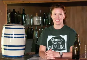  ??  ?? La guide-étudiante Marissa Gareau, au bar du Old Star Inn de Dunvegan.