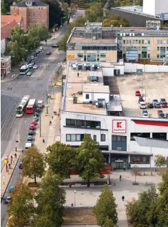  ?? Foto: dpa/Patrick Pleul ?? Blick auf das Einkaufsze­ntrum, vor dem es zu Tumulten kam