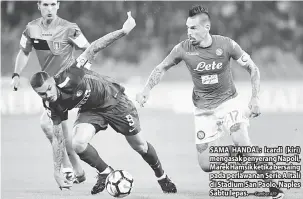  ?? — Gambar AFP ?? SAMA HANDAL: Icardi (kiri) mengasak penyerang Napoli, Marek Hamsik ketika bersaing pada perlawanan Serie A Itali di Stadium San Paolo, Naples Sabtu lepas.