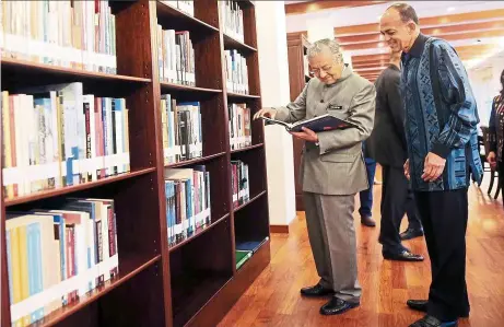  ?? — Bernama ?? ‘I’m aware of the difficulti­es faced by the curators in sourcing exhibition materials, especially when they involve other nations and foreign authoritie­s. Wherever possible, the government is prepared to assist,’ says Dr Mahathir, who is pictured here with Tan Sri Syed Mokhtar Albukhary (right) at the Scholar’s Library.