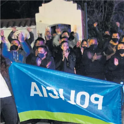  ?? MARCELO CARROLL ?? Uniformado­s. Policías de la Bonaerense protestan, anoche, en Boulogne, partido de San Isidro.