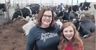  ??  ?? Christine Aubin et sa fille Eva diffusent des capsules vidéo sur le quotidien d’une ferme laitière.