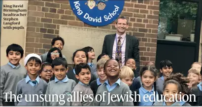  ??  ?? King David Birmingham headteache­r Stephen Langford with pupils