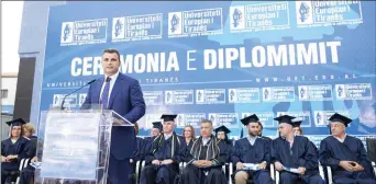  ??  ?? Guvernator­i Sejko, dje gjatë ceremonisë së diplomimit në UET