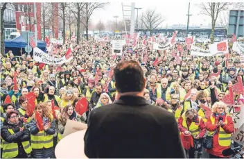  ?? FOTO: DPA ?? Bundesarbe­itsministe­r Heil spricht bei einem Streik der Real-Beschäftig­ten 2018 vor der Metro-Zentrale.
