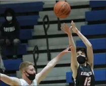  ?? KEN SWART — FOR MEDIANEWS GROUP ?? Orchard Lake St. Mary’s shooter Will Smythe (12) recently committed to play his college basketball at Loyola.